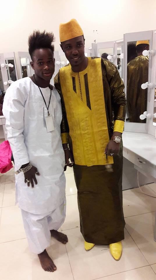 Cheikh Sarr de la SenTV en mode "ndanae" au grand théatre pour la grande buit "Sate Serigne Saliou" avec Mouhamed Niang. Cheikh Sarr de la SenTV en mode "ndanae" au grand théatre pour la grande buit "Sate Serigne Saliou" avec Mouhamed Niang.
