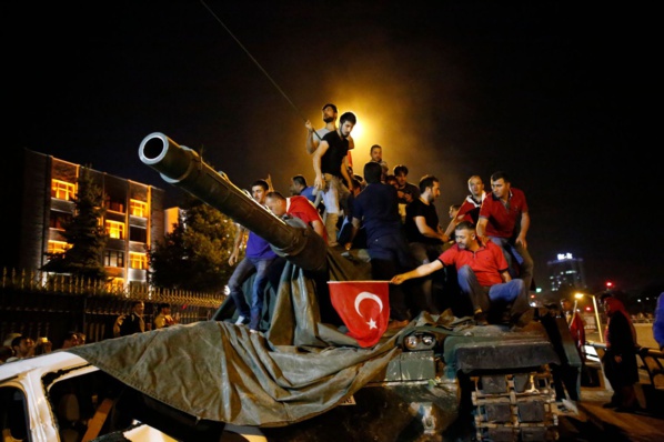 Turquie: l'armée loyaliste annonce que le putsch a échoué, plus de 1500 militaires arrêtés Turquie: l'armée loyaliste annonce que le putsch a échoué, plus de 1500 militaires arrêtés