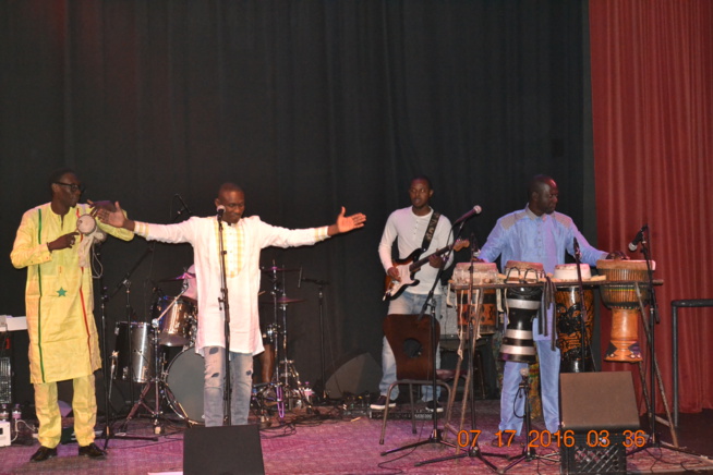 Pape Diouf met le feu à Old Town School Music de Chicago après Baba Maal et Youssou Ndour.