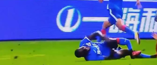 Vidéo: La blessure spectaculaire de Demba Ba qui se casse complètement la jambe (âmes sensibles s’abstenir)