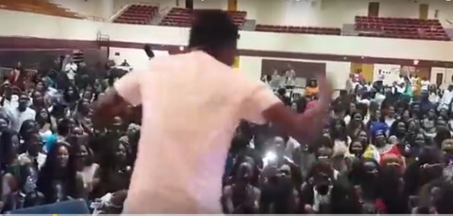 Waly Seck s’éclate à Washington. Regardez Waly Seck s’éclate à Washington. Regardez