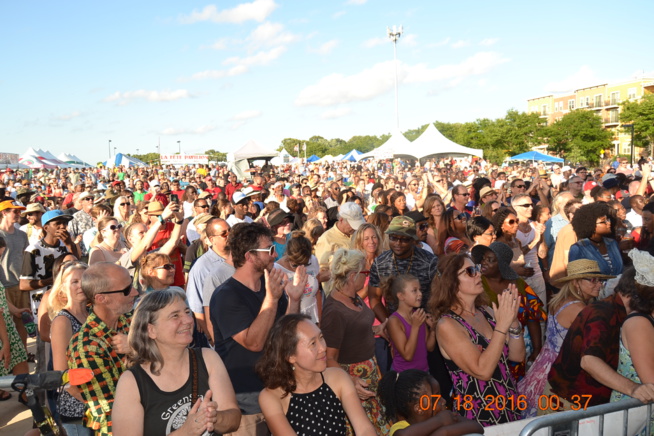 VIDÉO + PHOTOS : PAPE DIOUF ENFLAMME LE FESTIVAL MADISON WIsCONSIN DEVANT 27000 PERSONNES.