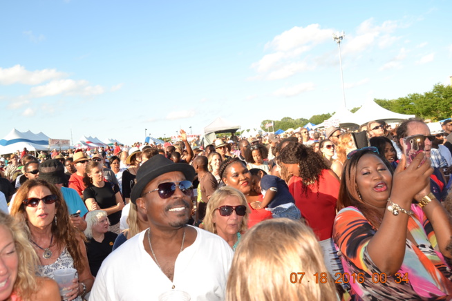 VIDÉO + PHOTOS : PAPE DIOUF ENFLAMME LE FESTIVAL MADISON WIsCONSIN DEVANT 27000 PERSONNES.