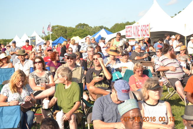 VIDÉO + PHOTOS : PAPE DIOUF ENFLAMME LE FESTIVAL MADISON WIsCONSIN DEVANT 27000 PERSONNES.