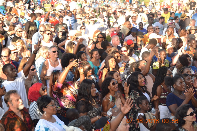VIDÉO + PHOTOS : PAPE DIOUF ENFLAMME LE FESTIVAL MADISON WIsCONSIN DEVANT 27000 PERSONNES.