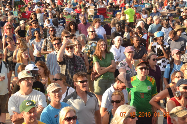 VIDÉO + PHOTOS : PAPE DIOUF ENFLAMME LE FESTIVAL MADISON WIsCONSIN DEVANT 27000 PERSONNES.