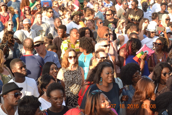 VIDÉO + PHOTOS : PAPE DIOUF ENFLAMME LE FESTIVAL MADISON WIsCONSIN DEVANT 27000 PERSONNES.