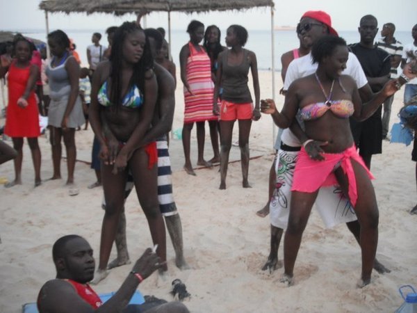 C’est l’été à Dakar, sexe, alcool et drogue installent leurs quartiers généraux à la plage C’est l’été à Dakar, sexe, alcool et drogue installent leurs quartiers généraux à la plage