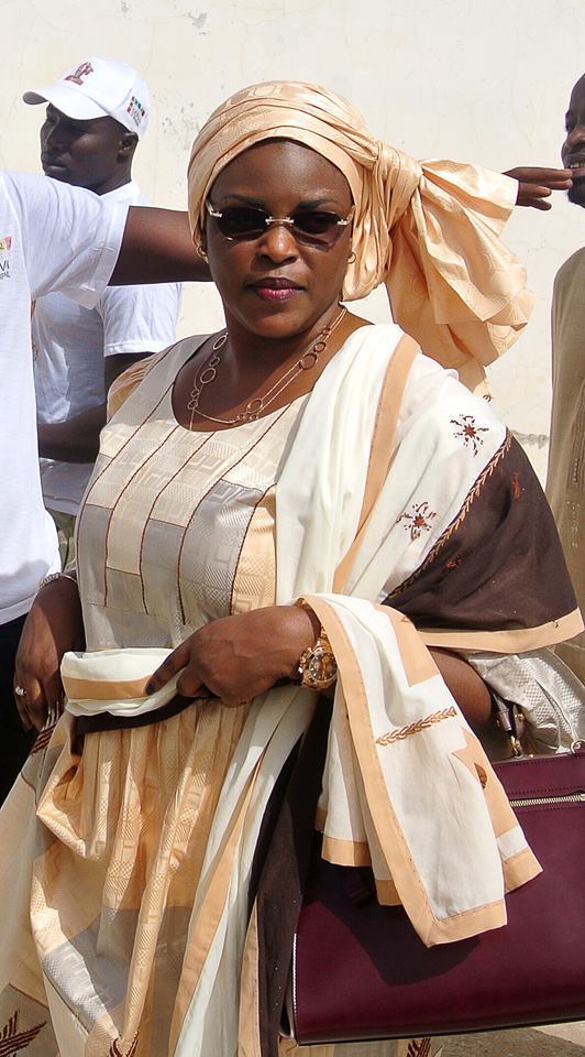Marième Faye Sall aux journalistes : « Ne me prenez pas en photo, ne voyez-vous pas que mon pagne est… » Marième Faye Sall aux journalistes : « Ne me prenez pas en photo, ne voyez-vous pas que mon pagne est… »