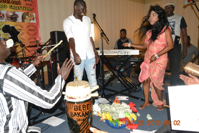 CINCINATI: Pape Diouf dompte son public et met le feu au Ramada Plaza Hotel. CINCINATI: Pape Diouf dompte son public et met le feu au Ramada Plaza Hotel.