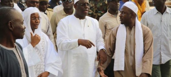 Inauguration de la mosquée de Notaire : Les imams et oulémas derrière le Président Macky Sall Inauguration de la mosquée de Notaire : Les imams et oulémas derrière le Président Macky Sall