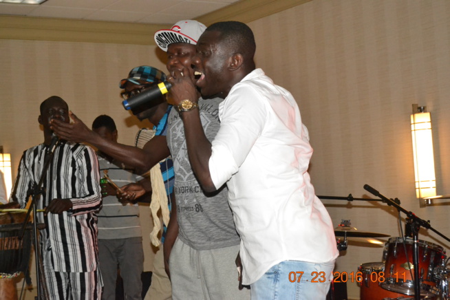 Le lutteur Boy Baol sur scène avec Pape Diouf à Cincinati aux USA. Le lutteur Boy Baol sur scène avec Pape Diouf à Cincinati aux USA.