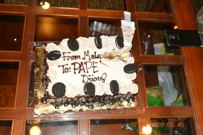 Les musiciens chantent joyeux anniversaire à leur leader Pape Diouf. Regardez Les musiciens chantent joyeux anniversaire à leur leader Pape Diouf. Regardez