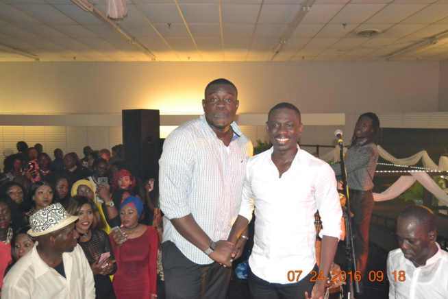 Pape Gora Samb l'homme d'affaires Sénégalais d'Atlanta offre une voiture à Pape Diouf pour son anniversaire. Pape Gora Samb l'homme d'affaires Sénégalais d'Atlanta offre une voiture à Pape Diouf pour son anniversaire.