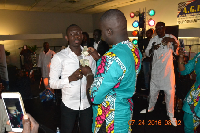 Griff Soguou le jet-setteur d'ATLANTA arrose Pape Diouf de Dollar avec sa douce moitié d'épouse. Griff Soguou le jet-setteur d'ATLANTA arrose Pape Diouf de Dollar avec sa douce moitié d'épouse.