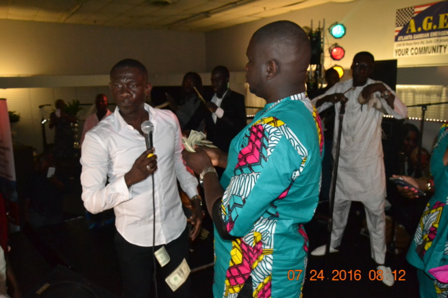 Griff Soguou le jet-setteur d'ATLANTA arrose Pape Diouf de Dollar avec sa douce moitié d'épouse. Griff Soguou le jet-setteur d'ATLANTA arrose Pape Diouf de Dollar avec sa douce moitié d'épouse.