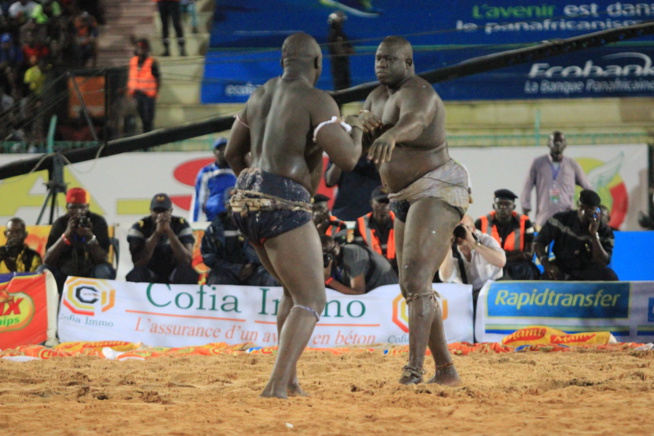 En images le combat qui a envoyé Yekini à la retraite par Lac Guier 2.Regardez