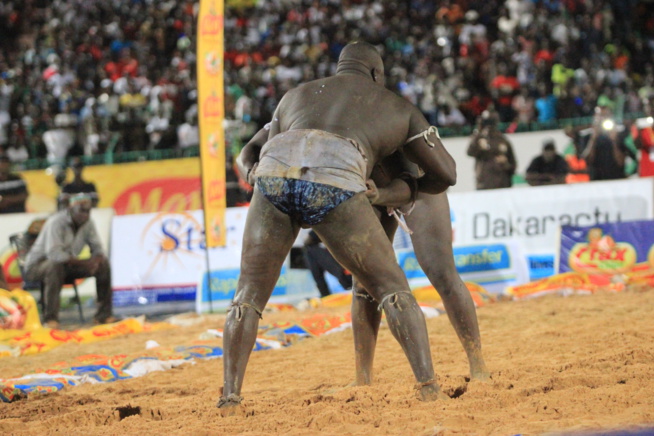 En images le combat qui a envoyé Yekini à la retraite par Lac Guier 2.Regardez En images le combat qui a envoyé Yekini à la retraite par Lac Guier 2.Regardez