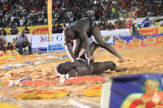 En images le combat qui a envoyé Yekini à la retraite par Lac Guier 2.Regardez