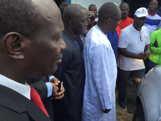 Réception des voitures destinées aux collectivités locales par le ministre Abdoulaye Diouf Sarr: Cheikh Amar TSE remplit son contrat et lance le nouveau slogan "WEDDI GUISS BOKOU CI" Réception des voitures destinées aux collectivités locales par le ministre Abdoulaye Diouf Sarr: Cheikh Amar TSE remplit son contrat et lance le nouveau slogan "WEDDI GUISS BOKOU CI"