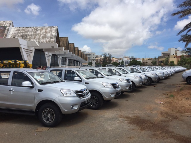 Réception des voitures destinées aux collectivités locales par le ministre Abdoulaye Diouf Sarr: Cheikh Amar TSE remplit son contrat et lance le nouveau slogan "WEDDI GUISS BOKOU CI" Réception des voitures destinées aux collectivités locales par le ministre Abdoulaye Diouf Sarr: Cheikh Amar TSE remplit son contrat et lance le nouveau slogan "WEDDI GUISS BOKOU CI"