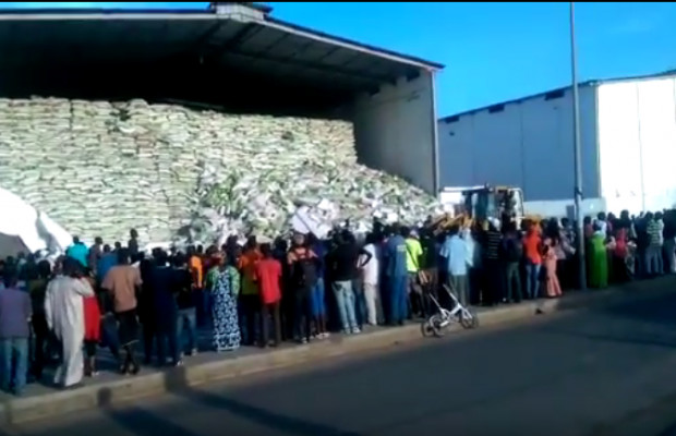 Vidéo- Au moins un mort dans l’effondrement d’un entrepôt à Mbao Vidéo- Au moins un mort dans l’effondrement d’un entrepôt à Mbao