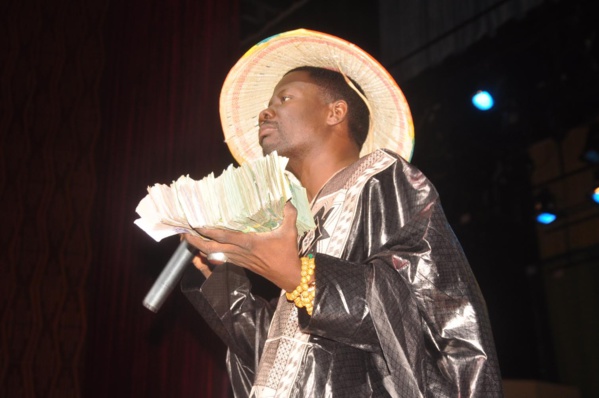 ALASSANE MBAYE, LE GRIOT DES VIP: « Harouna Dia m’a donné tellement d’argent que j’ai songé arrêter ma carrière » ALASSANE MBAYE, LE GRIOT DES VIP: « Harouna Dia m’a donné tellement d’argent que j’ai songé arrêter ma carrière »