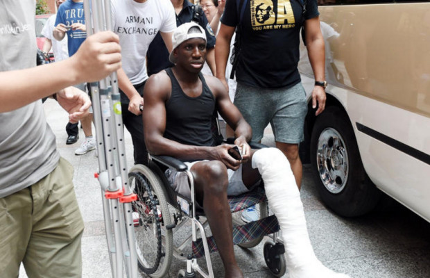 Arrêt sur image: Demba Ba quittant l’hôpital sur une chaise roulante Arrêt sur image: Demba Ba quittant l’hôpital sur une chaise roulante