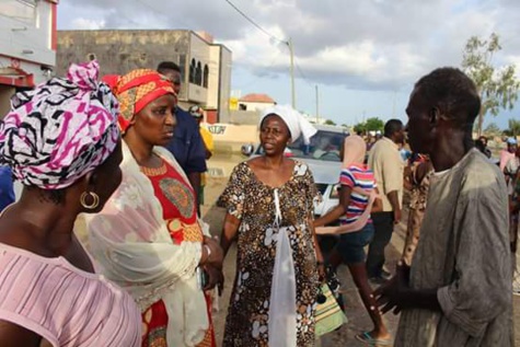 En Images: Des populations écoeurées par la gestion de Mariama Sarr à Kaolack ont pris d’assaut sa maison En Images: Des populations écoeurées par la gestion de Mariama Sarr à Kaolack ont pris d’assaut sa maison