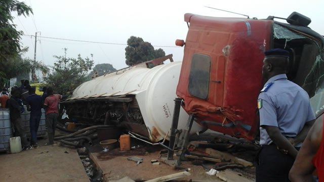 Urgent:un grave accident entre camions citerne d’essence et gros porteurs à Tattaguine Urgent:un grave accident entre camions citerne d’essence et gros porteurs à Tattaguine