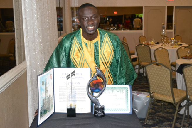 VIDEO: Pape Diouf reçoit le Award de l'Artist Of The Year et Award Of Contribution Africa's Musical Herutage par le Senator Athony H. Williams de Pensylvania et l'Adjointe au Maire de Philadelphia. Regardez VIDEO: Pape Diouf reçoit le Award de l'Artist Of The Year et Award Of Contribution Africa's Musical Herutage par le Senator Athony H. Williams de Pensylvania et l'Adjointe au Maire de Philadelphia. Regardez