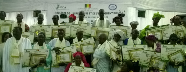 Soirée de partage des résultats du projet d'appui aux filières agricoles : Les meilleurs producteurs ont reçu des épis d'or Soirée de partage des résultats du projet d'appui aux filières agricoles : Les meilleurs producteurs ont reçu des épis d'or