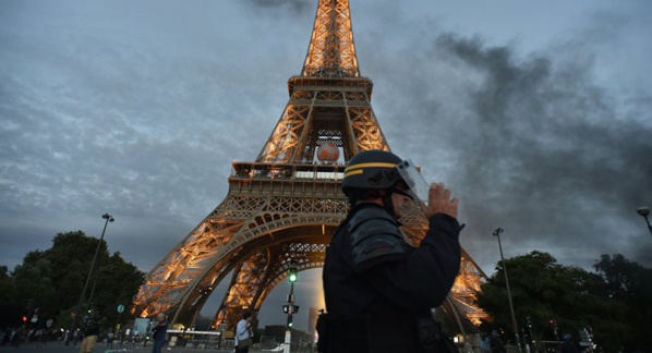 Fausse alerte attentat : La Tour Eiffel évacuée d'urgence Fausse alerte attentat : La Tour Eiffel évacuée d'urgence