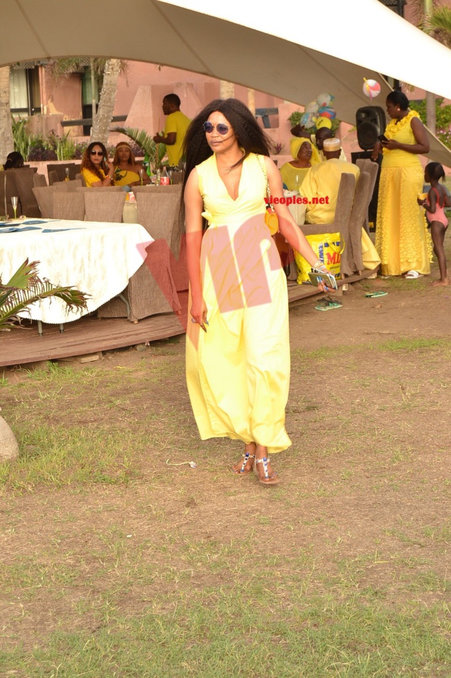 Quand la femme d'affaires Colé Cira répond à la prestance de la couleur d'été. Quand la femme d'affaires Colé Cira répond à la prestance de la couleur d'été.