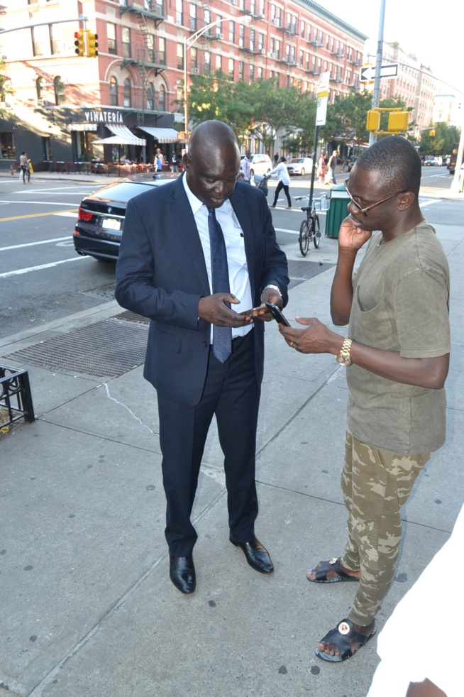 Armine Mbacké en pleine discussion avec Pape Diouf dans les rues de New York Armine Mbacké en pleine discussion avec Pape Diouf dans les rues de New York