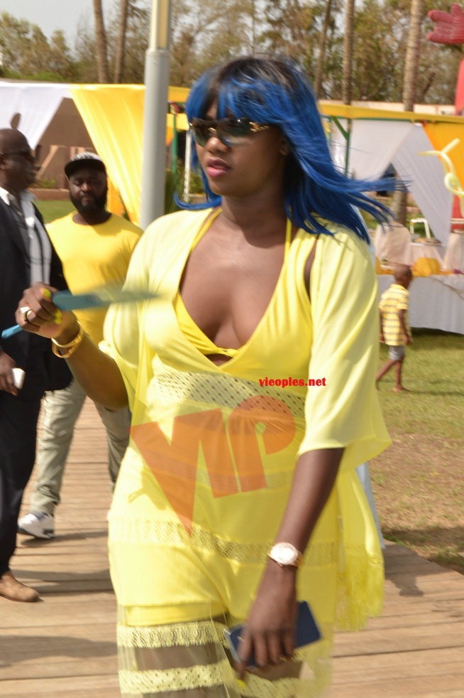 Qui est cette dame aux allures hallucinantes? Qui est cette dame aux allures hallucinantes?