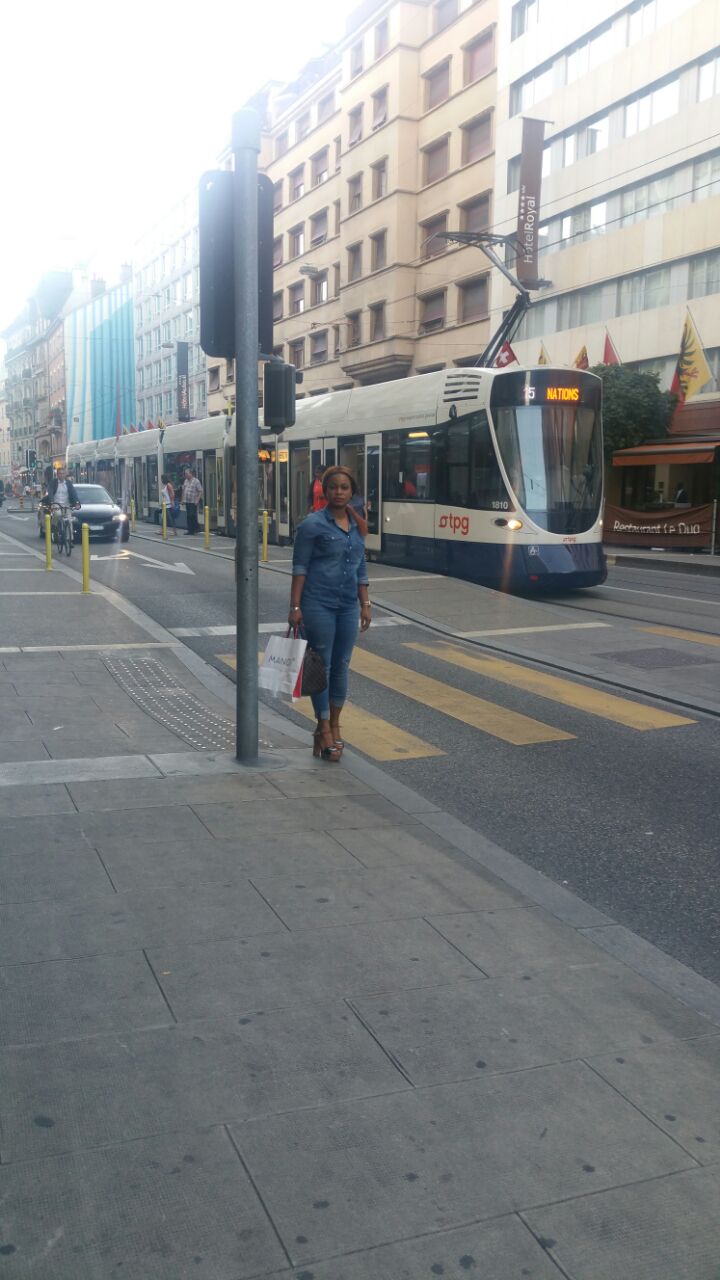 La patronne de NEYMANE COIFFURE de Dakar, Nene Diallo dans les rues de Genève.
