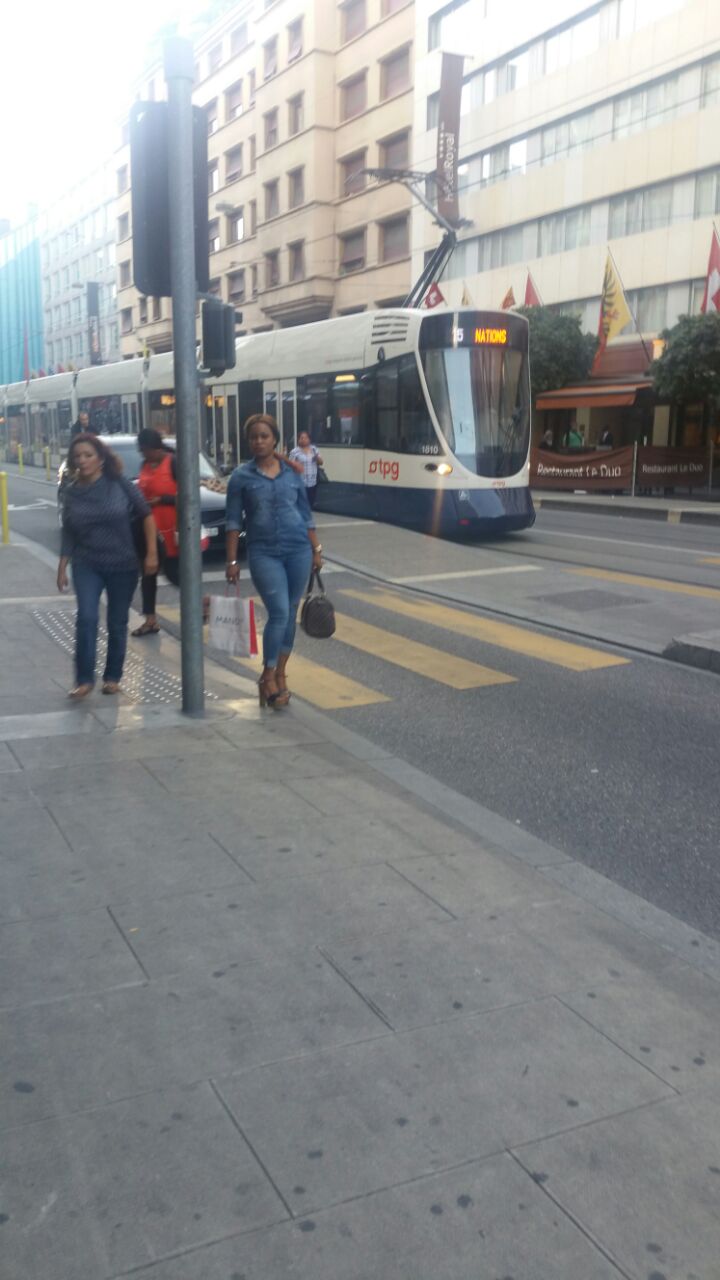La patronne de NEYMANE COIFFURE de Dakar, Nene Diallo dans les rues de Genève.