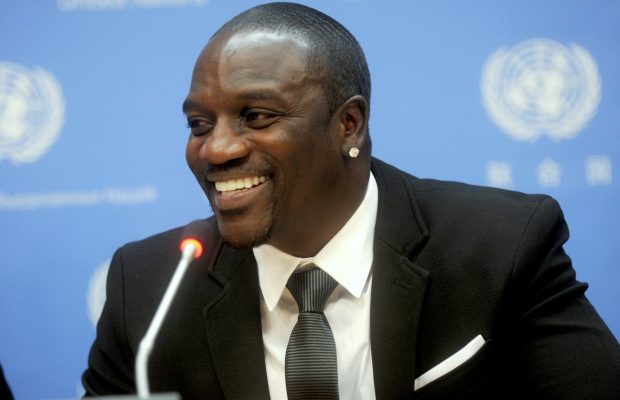 Électrification de l’Afrique : Akon décroche une enveloppe de 580 milliards