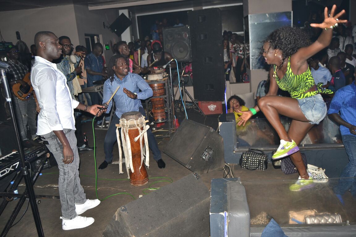 Pape Diouf et la soirée des trophées pour remercier New African Production et ses fans. Le Bloowy chauffe.