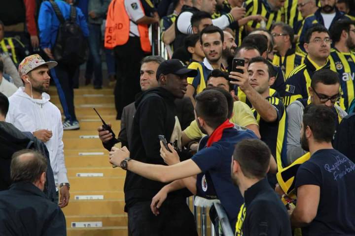 Guéri, Demba Bâ réapparaît au stade pour regarder le match de son ami Moussa Sow à Fenerbahçe