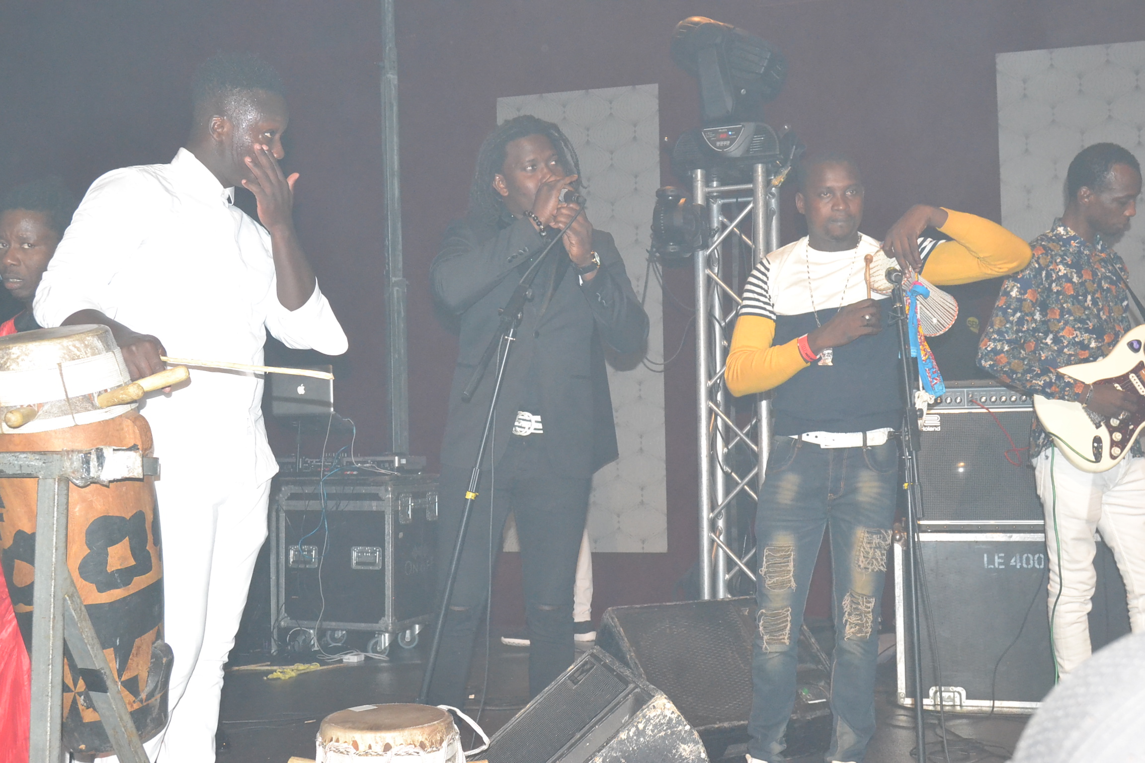 MAME GOOR DJADIAKA assure au Dock Haussman au concert de TITI à Paris. Regardez