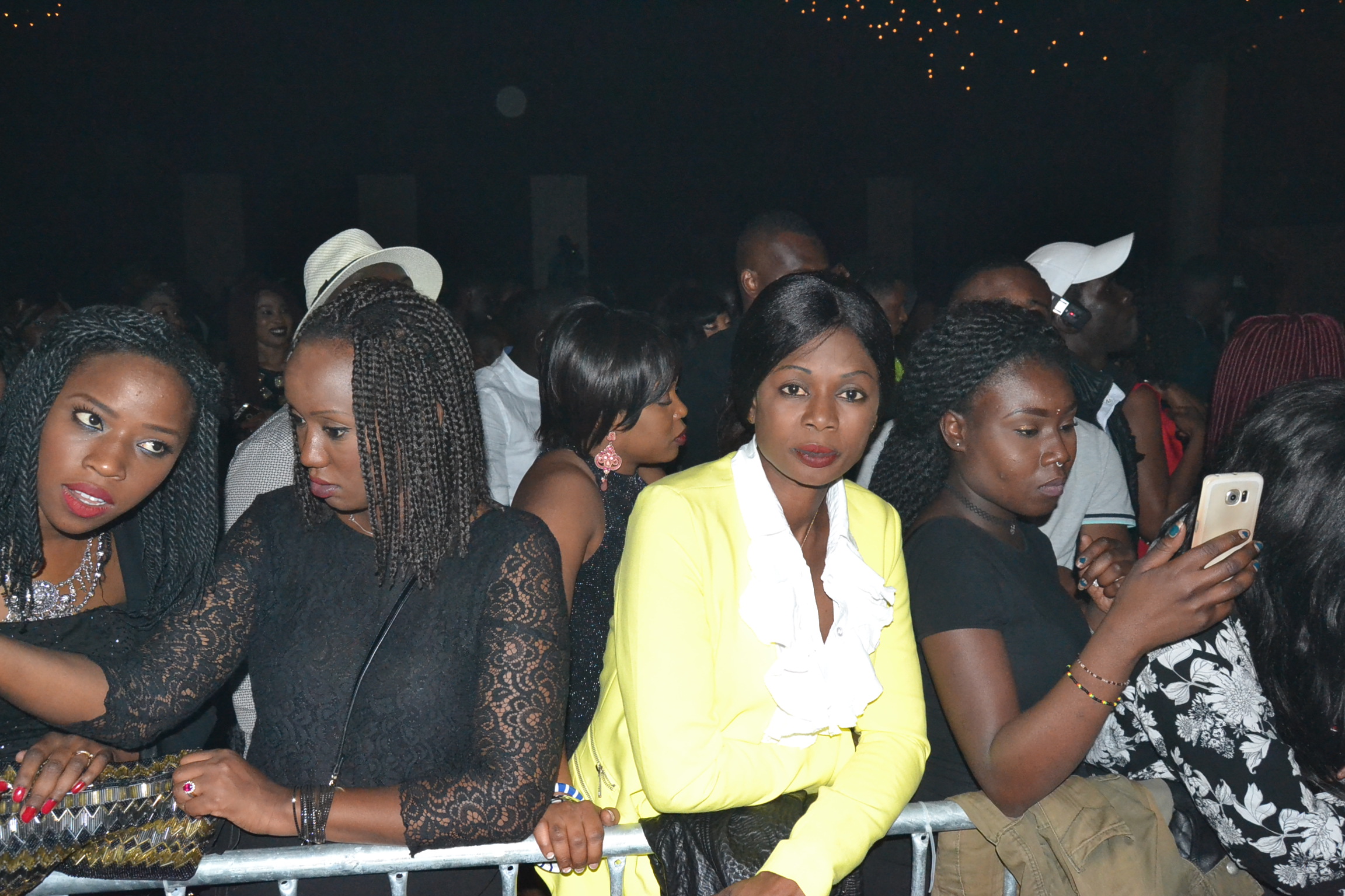 MAME GOOR DJADIAKA assure au Dock Haussman au concert de TITI à Paris. Regardez