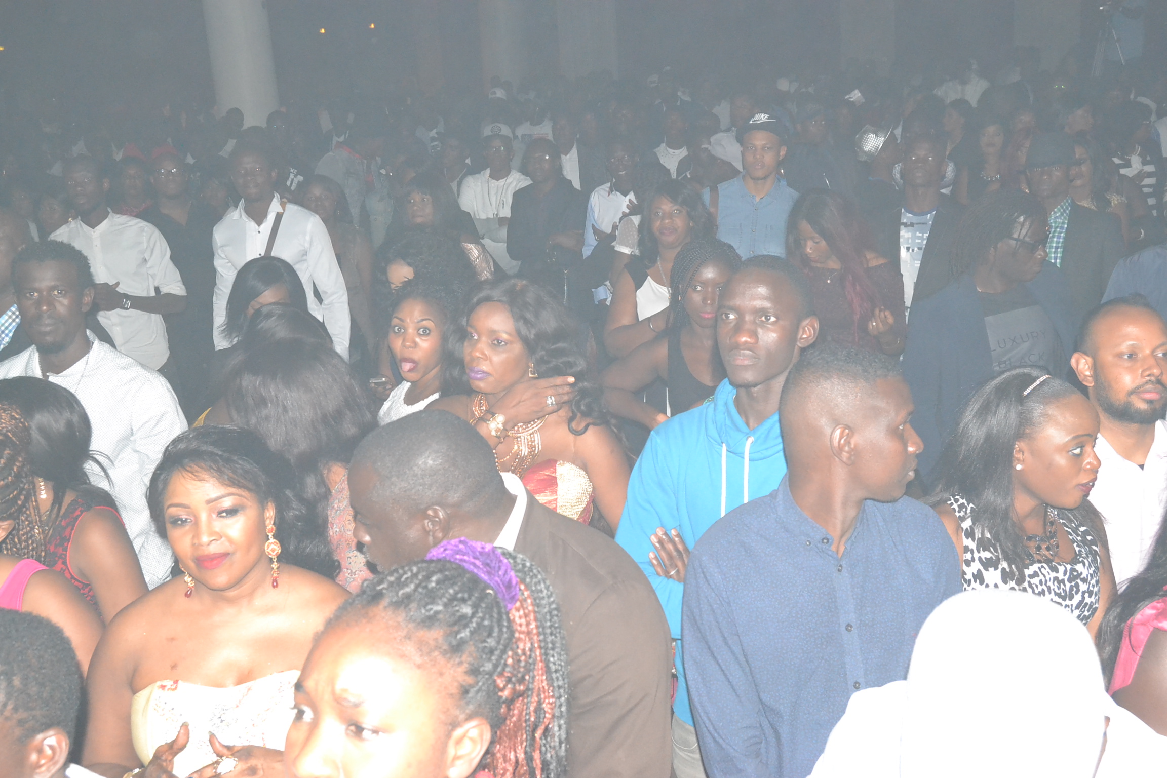 MAME GOOR DJADIAKA assure au Dock Haussman au concert de TITI à Paris. Regardez