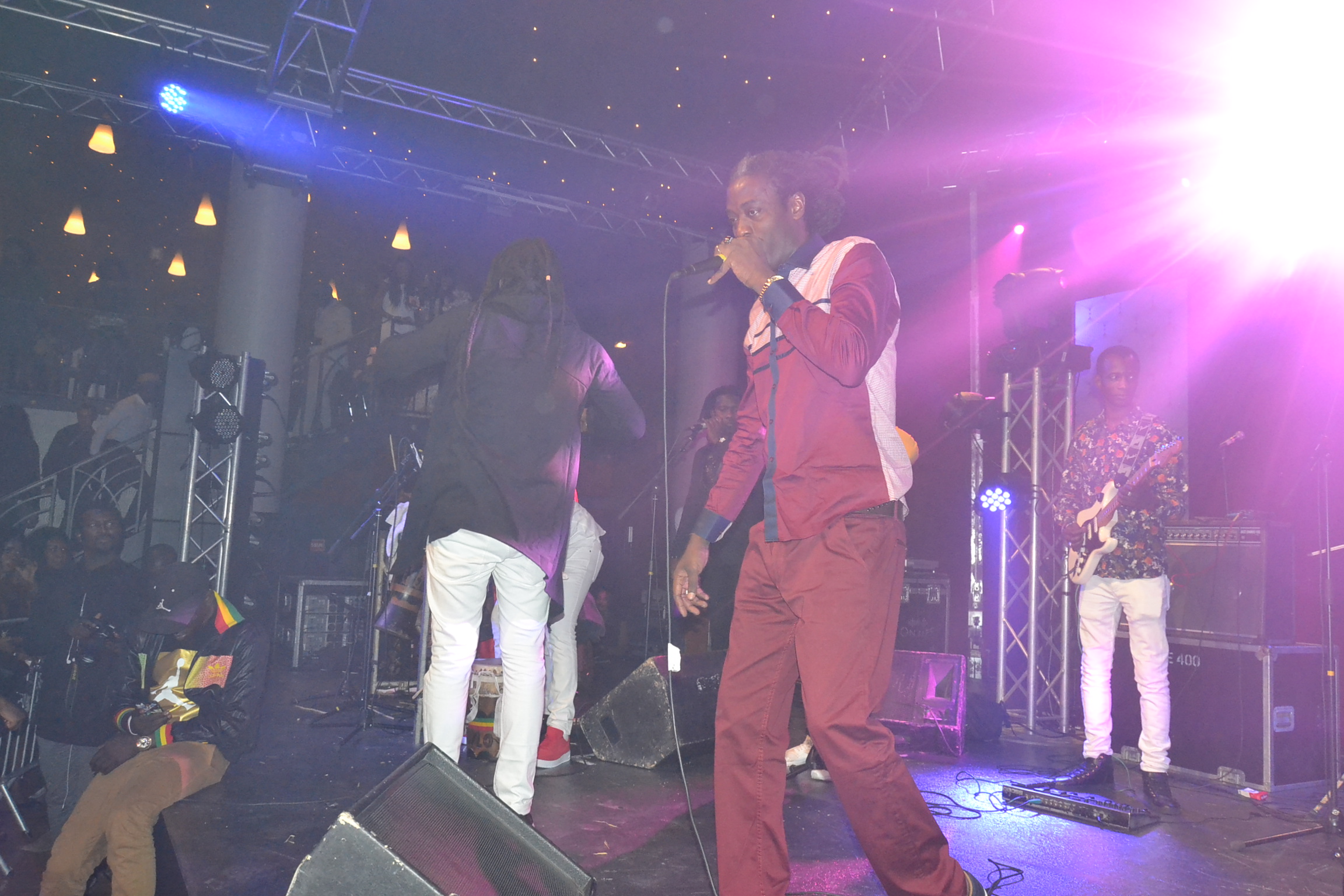 MAME GOOR DJADIAKA assure au Dock Haussman au concert de TITI à Paris. Regardez