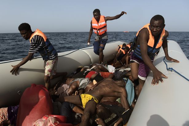 Images déchirantes de migrants dans une lutte désespérée pour survivre