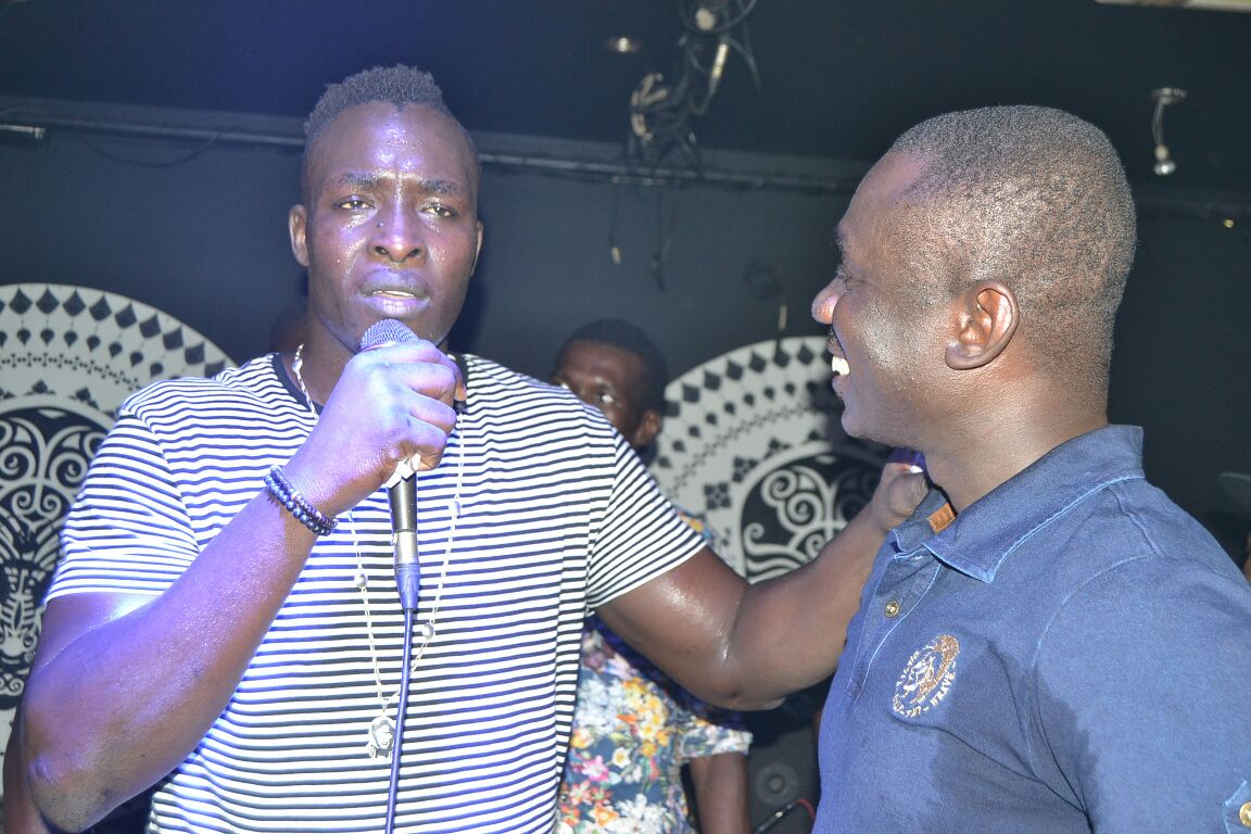 Pape Diouf réunit les star pour casser le rendez-vous dominical des Almadies. Le Baramundi chauffe.