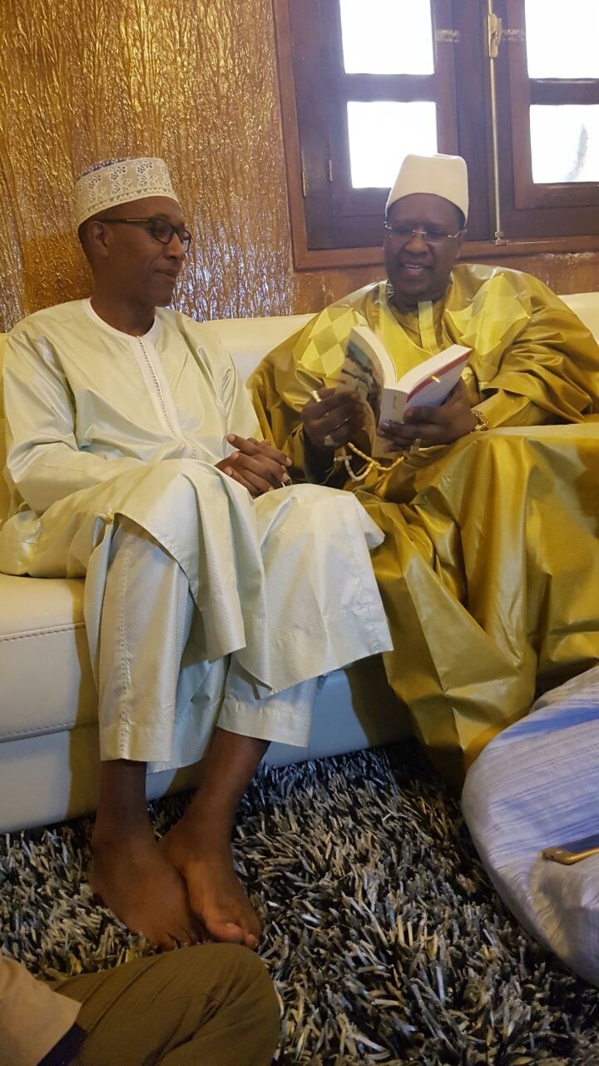 Abdoul Mbaye en visite chez la famille omarienne.