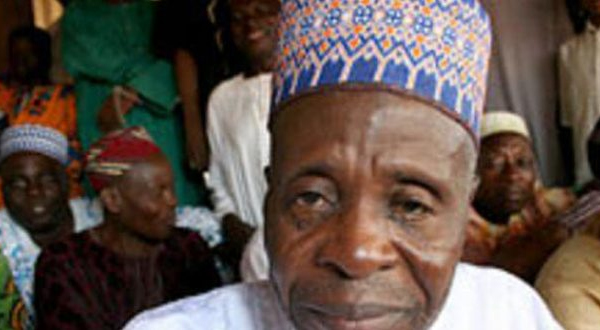 Le plus célèbre polygame du Nigeria, Bello Abubakar, marié avec 97 femmes, dit qu’il encore « bien vivant » pour couper court à la rumeur de sa mort