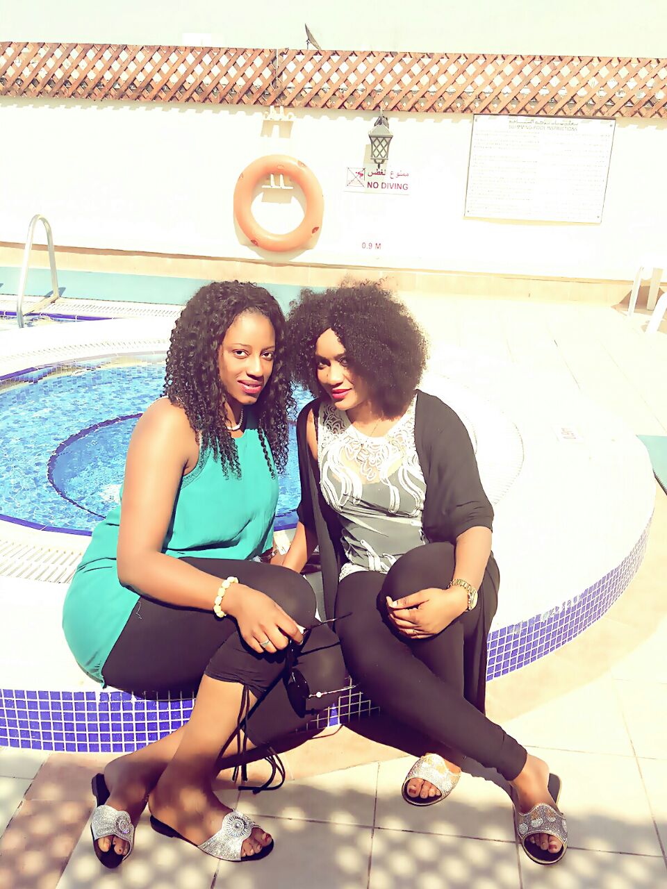 En vacance à Dubai, la douce moitié d'épouse du chanteur Pape Diouf en compagnie de sa copine Aminata de Mante Lajolie.